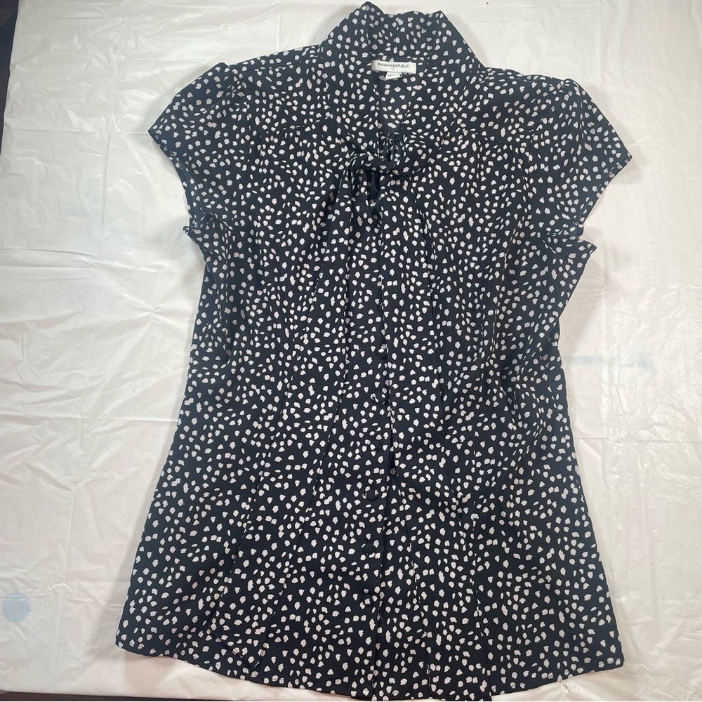 Banana Republic Black and White Fitted Buttoned short sleeve Tie front blouse.